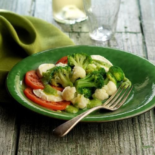 Ensalada de brécol y coliflor con tomate, mozzarella y pesto