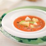 Gazpacho-con-aguacate-queso-fresco-y-albahaca