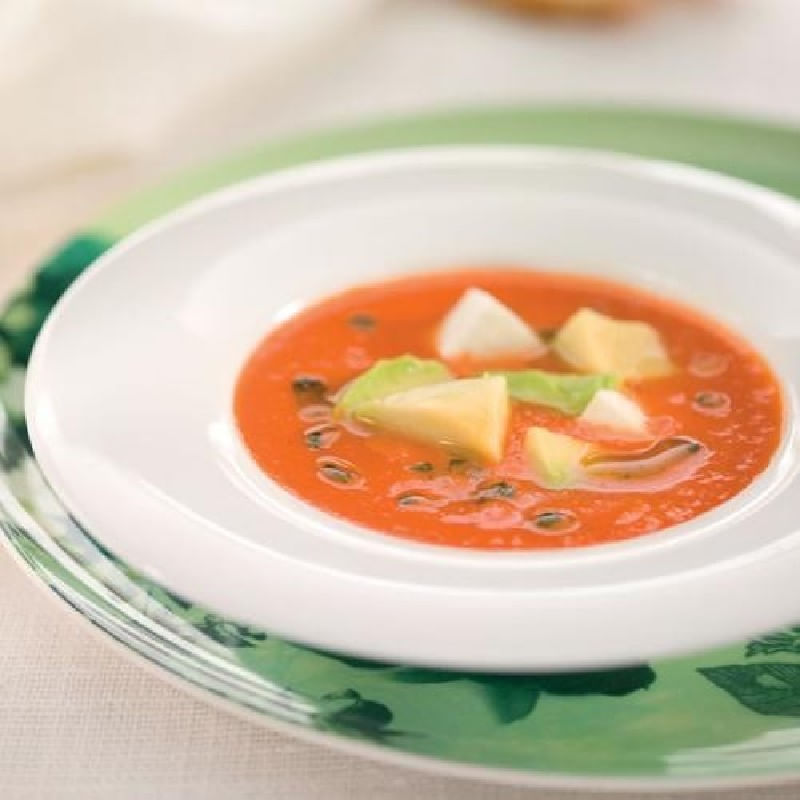 Gazpacho-con-aguacate-queso-fresco-y-albahaca
