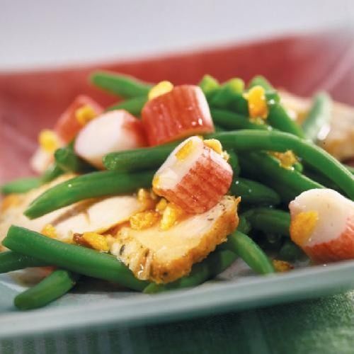 Ensalada de judías, varitas de surimi y pollo