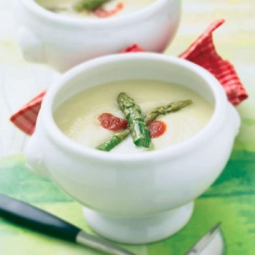 Crema de espárragos verdes con puré de tomate