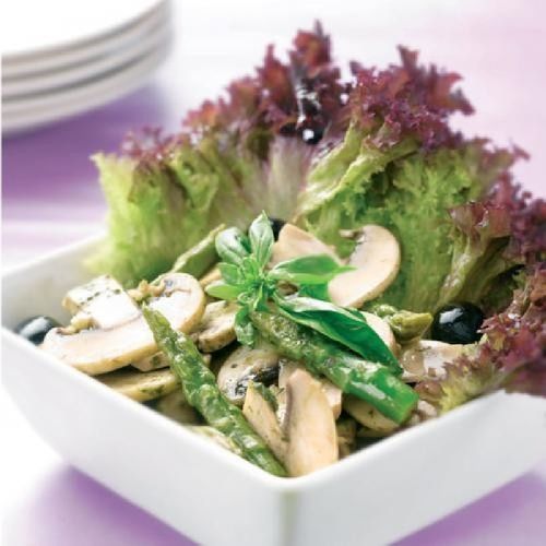 Ensalada de espárragos y champiñones con albahaca
