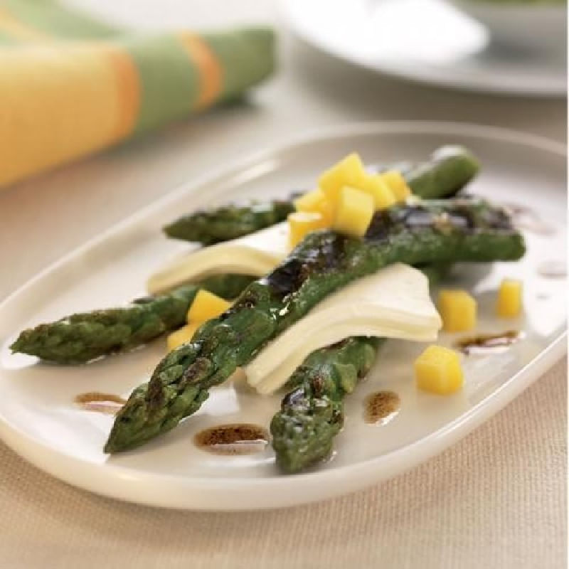 Esparragos-trigueros-con-queso-y-mango