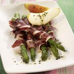Atadillo-de-esparragos-con-jamon-y-pera