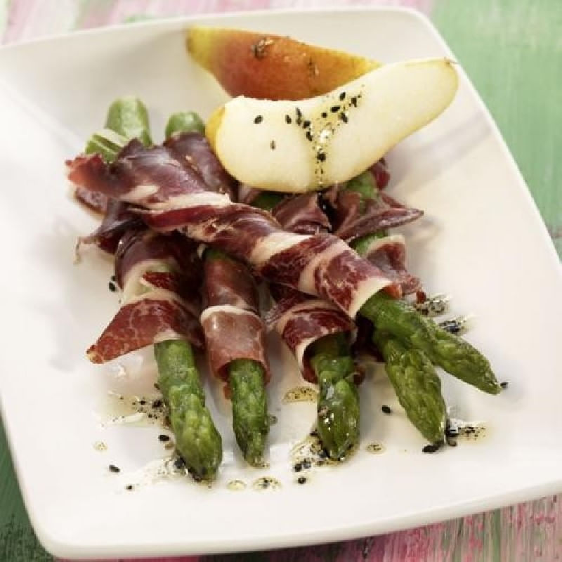 Atadillo-de-esparragos-con-jamon-y-pera
