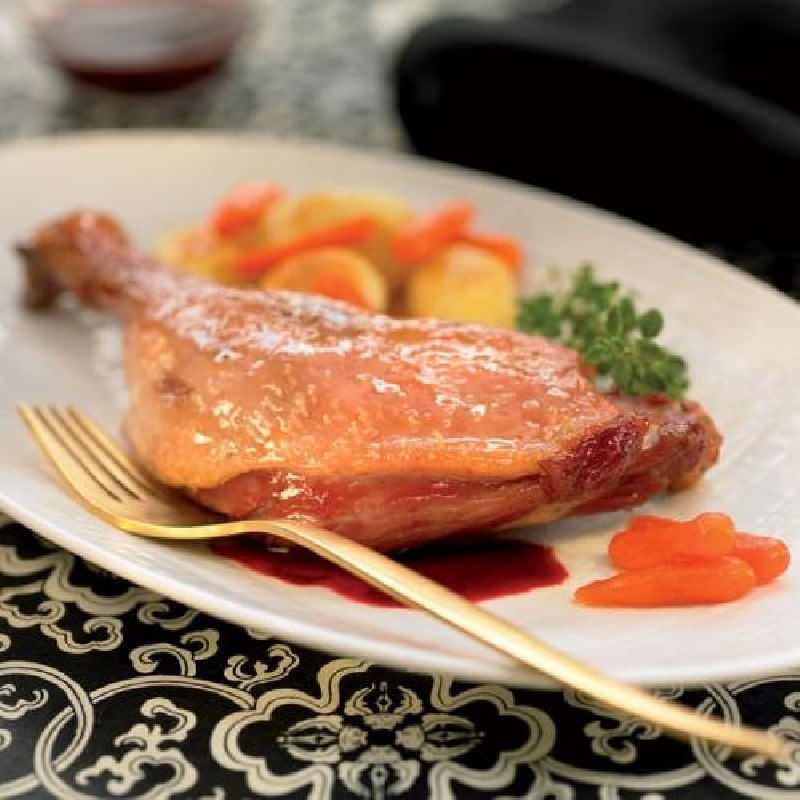 Confit-de-pato-con-salsa-de-frutos-del-bosque