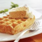 Gofre-con-helado-de-turron-y-salsa-mascarpone