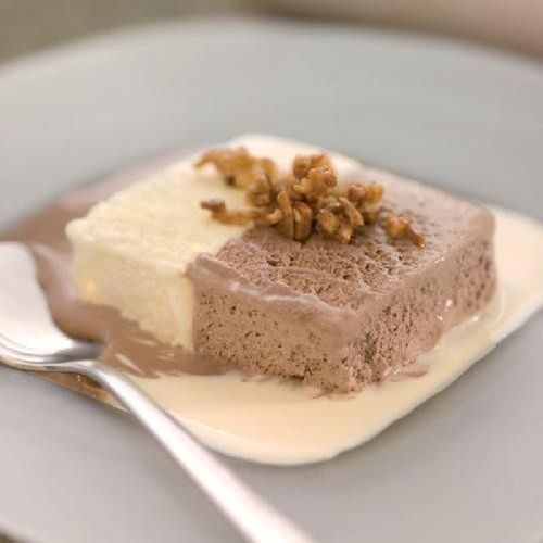 Bicolor helado con almendra caramelizada