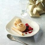 Helado-de-turron-con-coulis-de-frutas-del-bosque