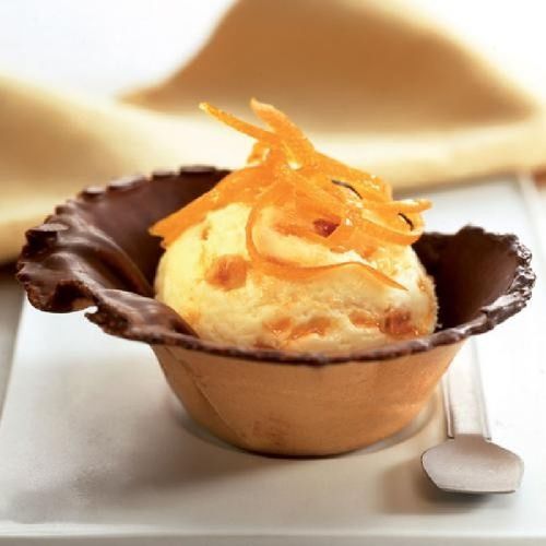 Tulipas rellenas con helado de vainilla y naranja
