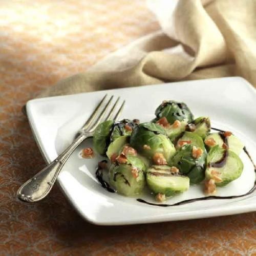 Cols de Brussel·les amb fruits secs i crema balsàmica