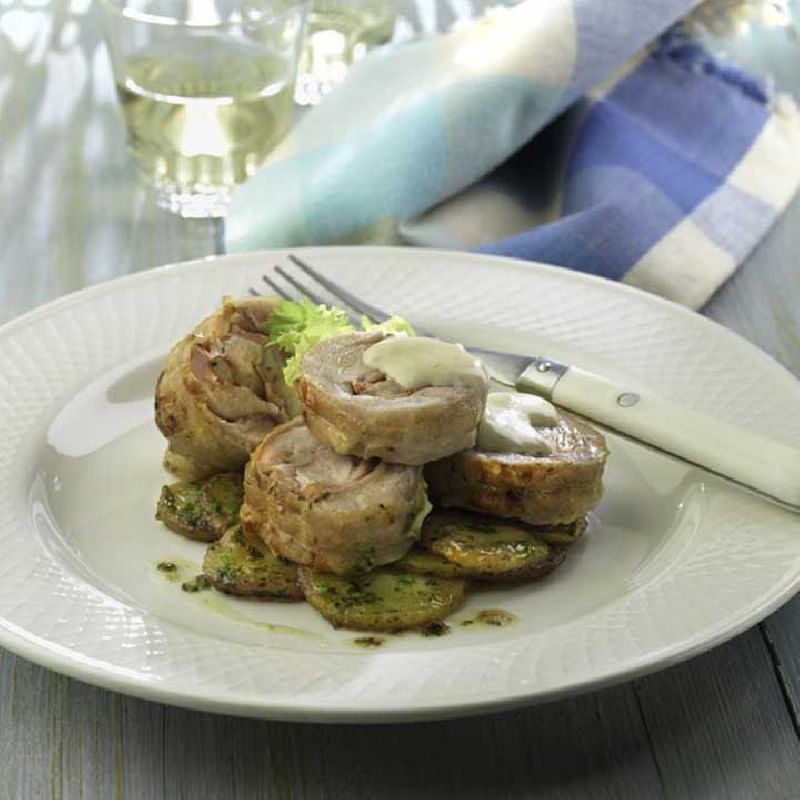 Redondo-de-pollo-relleno-bacon-datiles-con-salsa-de-mostaza