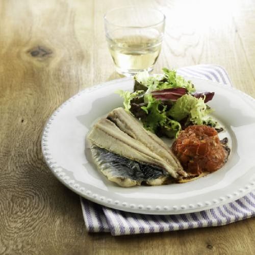 Ensalada de sardinas con tomate confitado