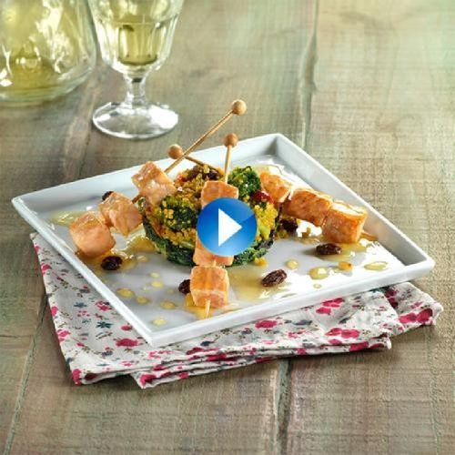 Brochetas de salmón con miel sobre cous cous y espinacas