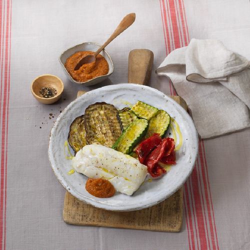 Bacalao con parrillada de verduras y salsa romesco