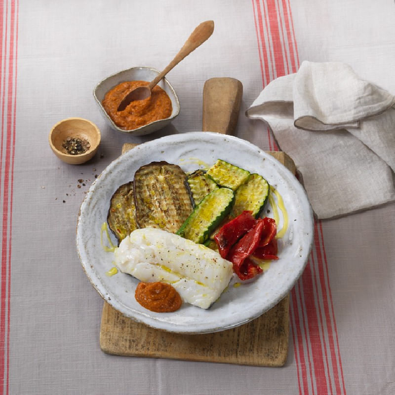Bacalao-con-parrillada-de-verduras-y-salsa-romesco