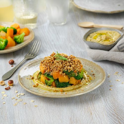 Crumble de calabaza y brécol sobre hummus de garbanzos