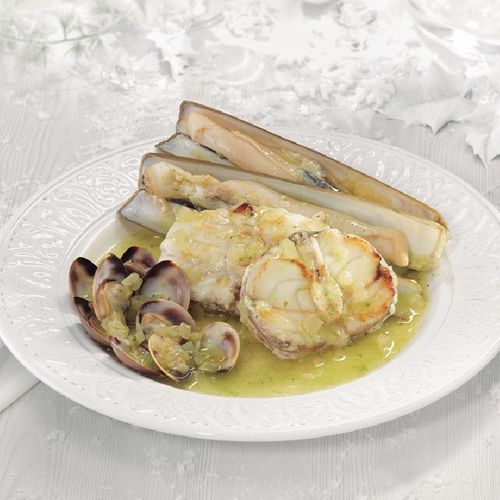 Rodajas de rape con almejas y navajas