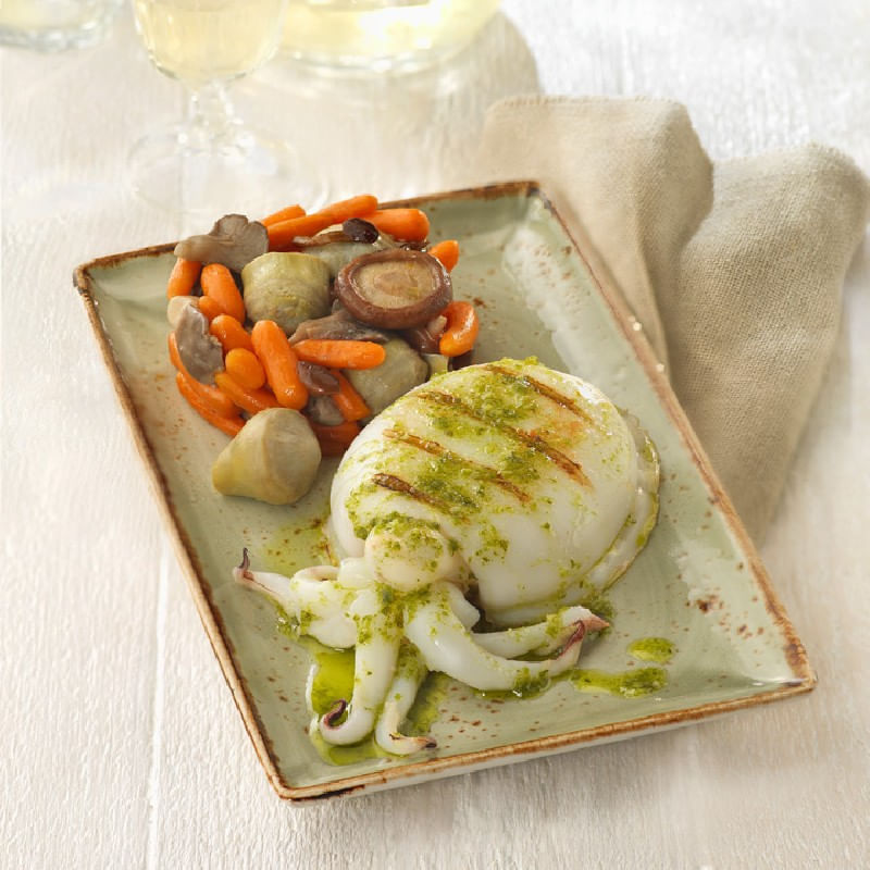 Sepia-a-la-plancha-con-timbal-de-alcachofa-zanahorias-y-setas