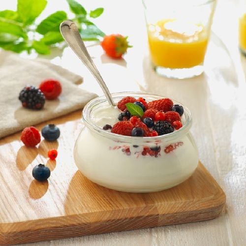 Yogur natural con frutas del bosque
