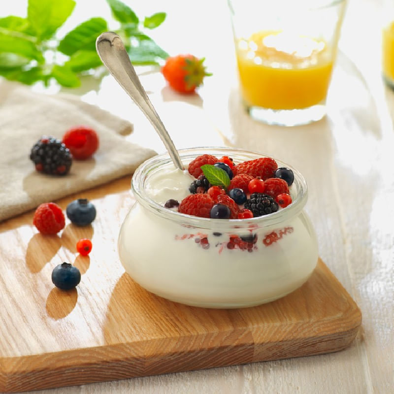 Yogur-natural-con-frutas-del-bosque