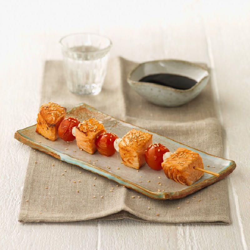 Brochetas-de-salmon-con-verduras-y-salsa-de-citricos