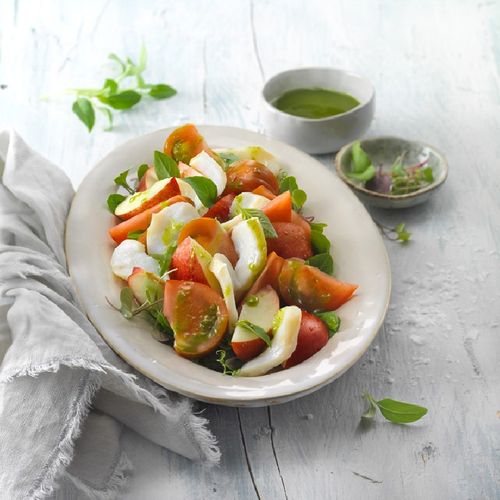 Ensalada de tomate, nectarina y bacalao