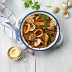 Fideua-de-verduras-calamares-y-almejas