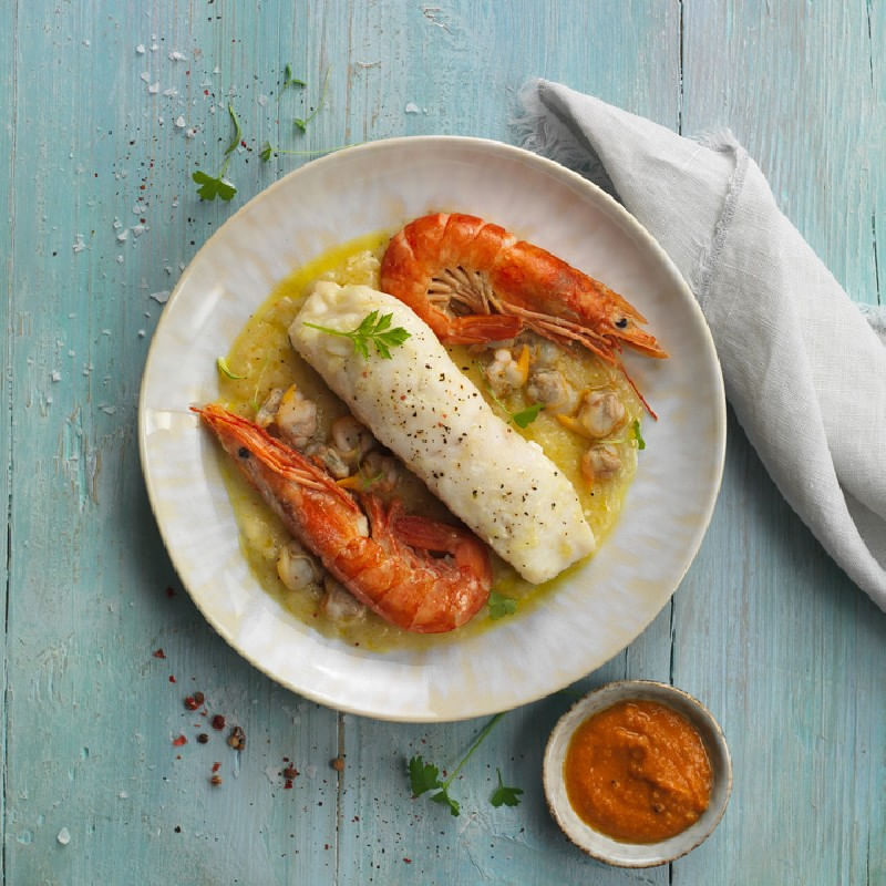 Merluza-con-berberechos-gambones-y-romesco