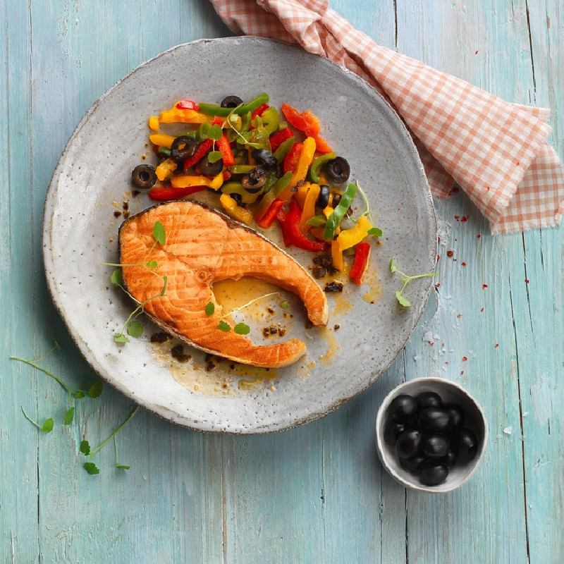 Rodaja-de-salmon-con-pimientos-salteados-y-aceitunas-negras