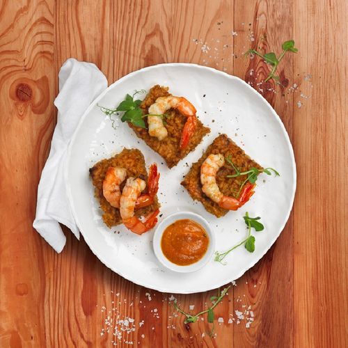 Cruixent d'arròs amb gambes i romesco