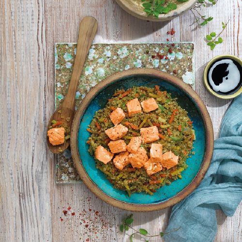 Quinoa con salteado de verduras y salmón