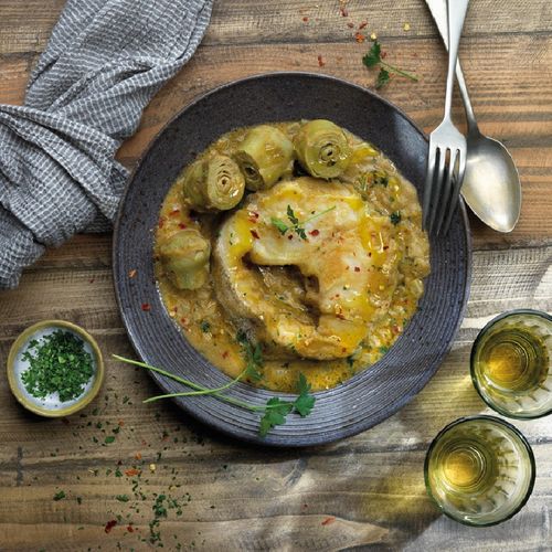 Merluza con alcachofas y salsa de almendras