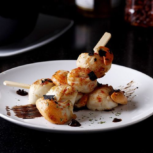 Brocheta de carne de carne de vieira con gambón y mayonesa de ajo negro