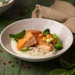 Tacos-de-salmon-con-parmentier-de-coliflor-y-verduras-con-boniato