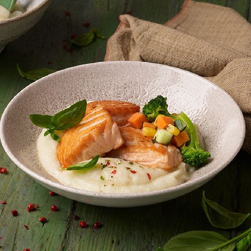 Tacs de salmó amb parmentier de coliflor i verdures amb moniato