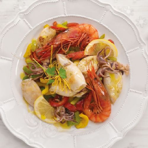 Salteado de calamar con pimiento tricolor y gambas