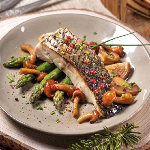 Corvina amb bolets i ceps i puntes d'espàrrec saltejades