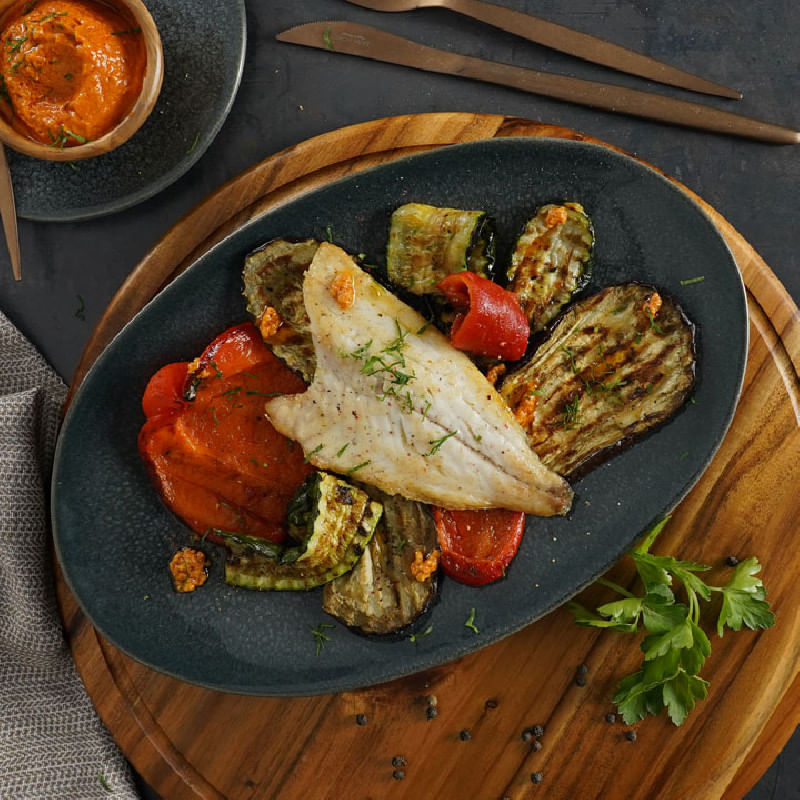 Filete-de-dorada-con-verduras-asadas-y-salsa-Romesco