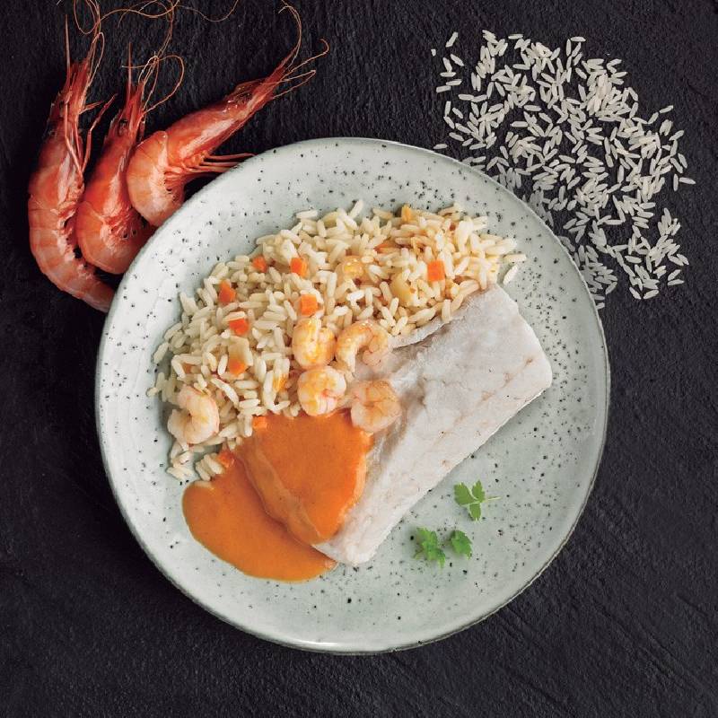 Merluza-con-salsa-de-gambas-arroz-y-verduras-