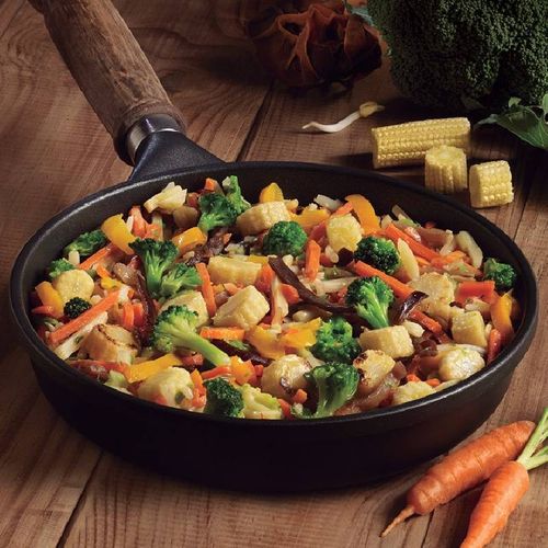 Salteado tailandés con brochetas y salsa yakitori