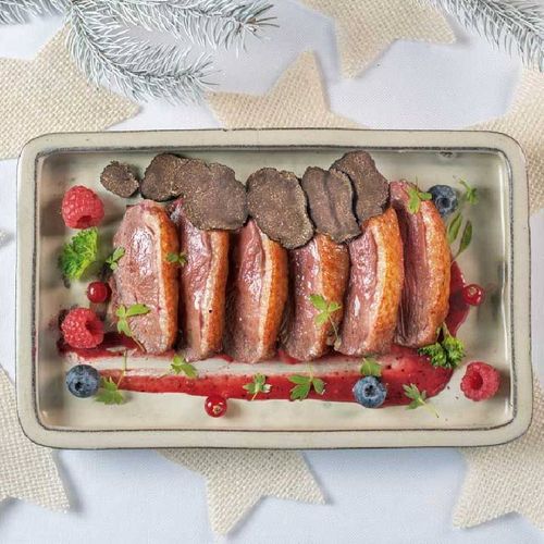 Magret d'ànec amb tòfona i salsa de fruites del bosc