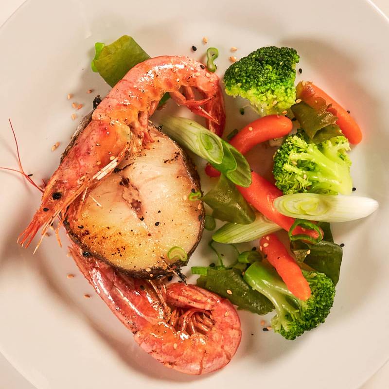 Merluza-y-gambones-con-salpicon-de-verduras