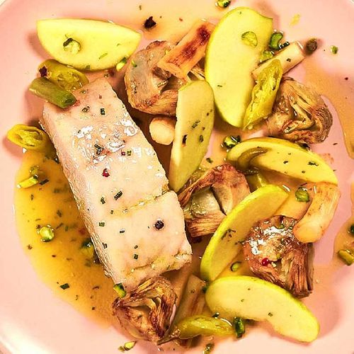 Lomo de merluza austral confitado en vinagreta de alcachofas