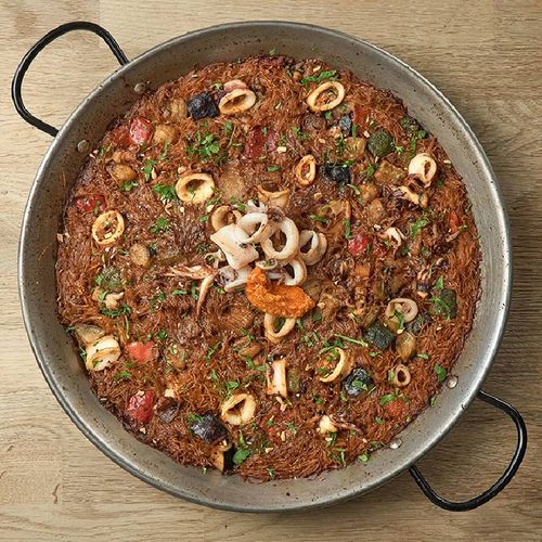 Fideuá de calamares en romesco