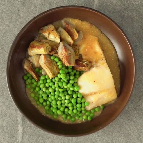 Cassoleta de bacallà amb carxofes i pèsols