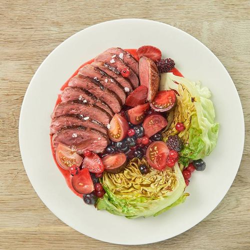 Magret de pato con frutos rojos