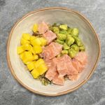 Poke-de-salmon-noruego-con-mango-aguacate-y-pasas