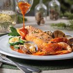 Lomo-de-salmon-noruego-con-salsa-de-gamba-roja-y-calabacin