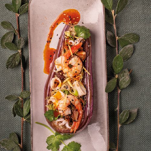 Albergínia farcida de calamar i gamba vermella amb verdures asiàtiques